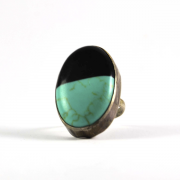 anillo de plata envejecida con piedra doble negra-azul