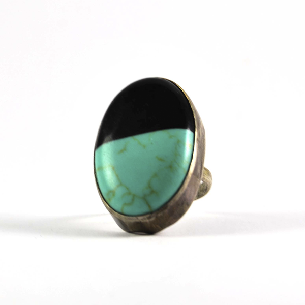 anillo de plata envejecida con piedra doble negra-azul