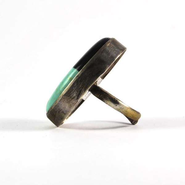 anillo de plata envejecida con piedra doble negra-azul