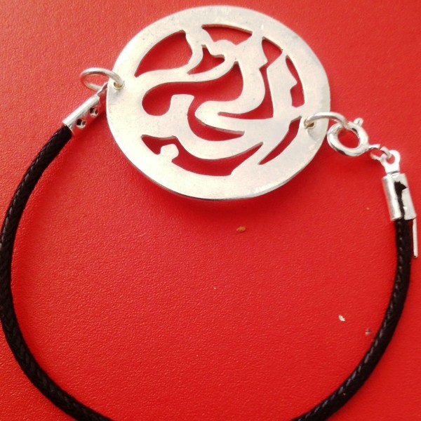brazalete tallado caligrafia en plata y cordon