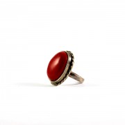 anillo de plata con piedra roja