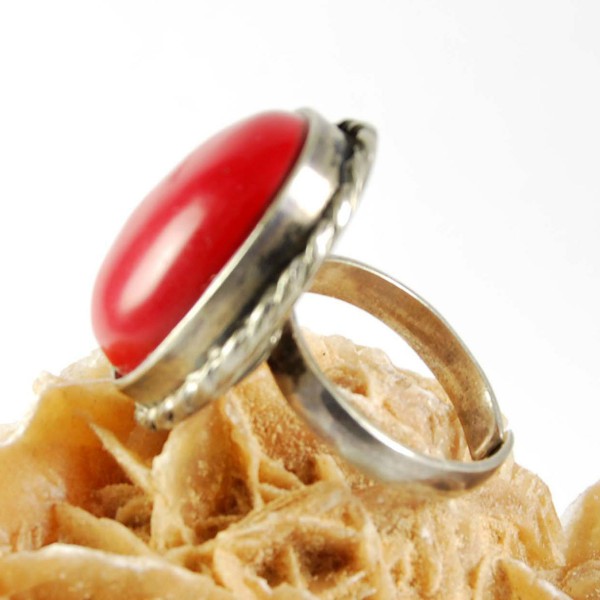 anillo de plata con piedra roja