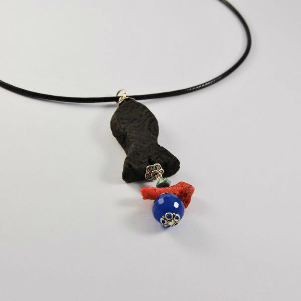 ambar perfumado, coral, piedra tallada azul,turquesa, engarces en plata, cordon cuero