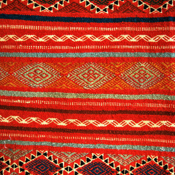 kilim roja brillante motivo de rombos