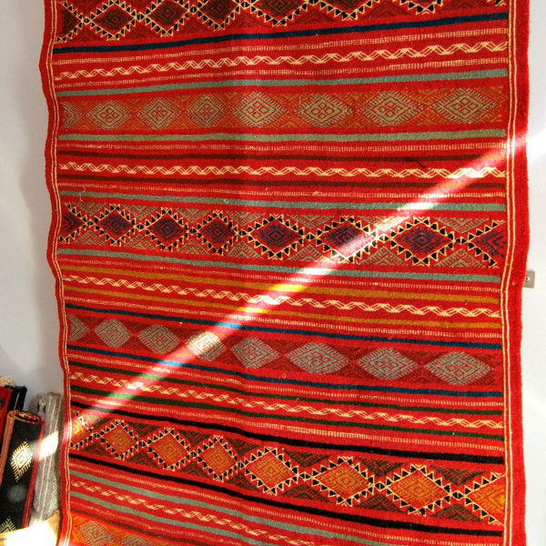 kilim roja brillante motivo de rombos